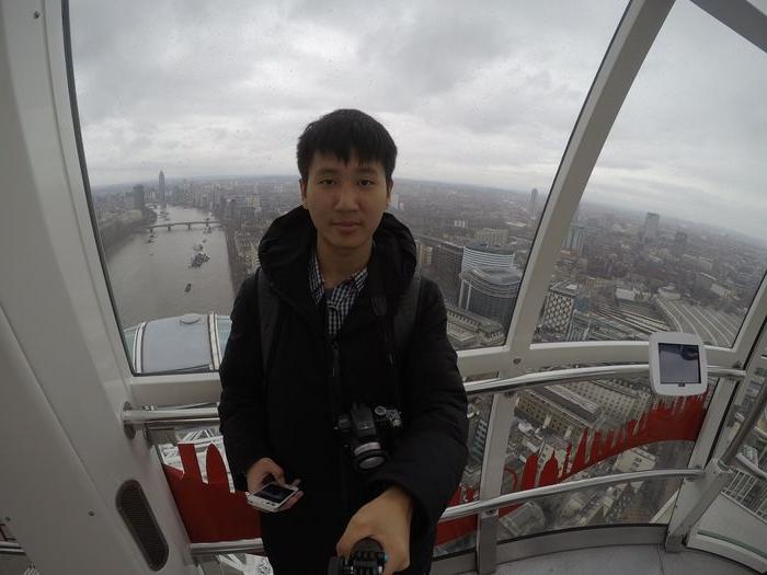 Young man taking a selfie on 伦敦眼